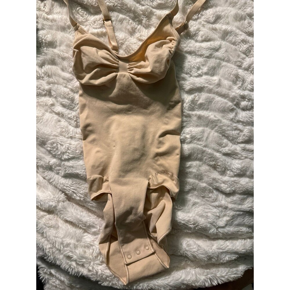 Skims seamless sculpting bodysuit brief size M BNWOT